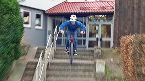 Der 13-jährige Johannes liebt es, mit seinem Fahrrad Treppen runterzufahren.  (Foto: SWR)