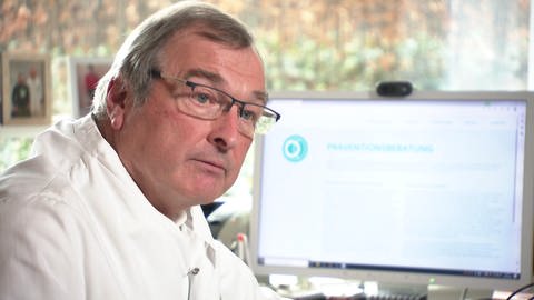 Thomas Wirth, der ärztlich Direktor der Orthopädischen Klinik am Klinkum Stuttgart. Er war Mitinitiator der Präventionsuntersuchung "OrthoKids". (Foto: SWR)