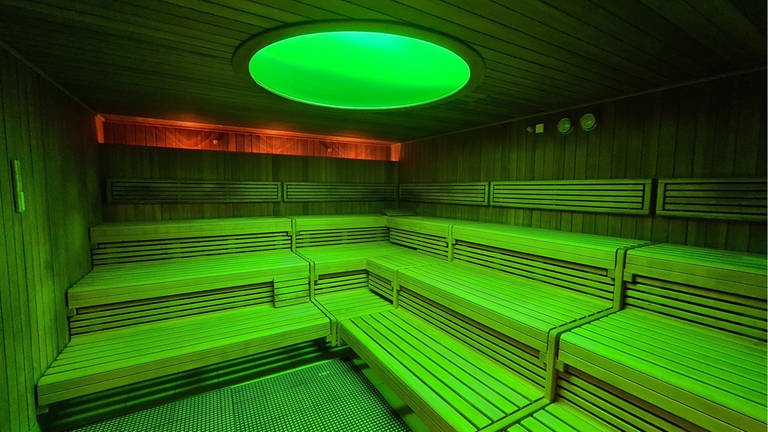 Grünes Licht in einem leeren Tepidarium: In Ludwigsburg öffnet wieder die Sauna (Foto: Pressestelle, SWLB)