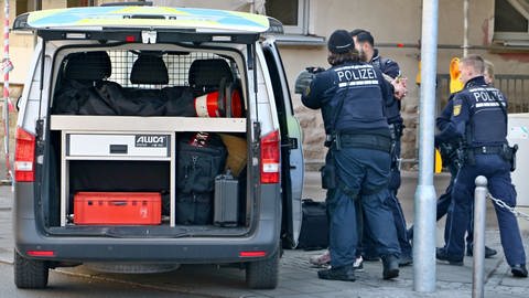 Ein Mann wird von der Polizei in einen Dienstwagen abgeführt (Foto: Andreas Rometsch | KS-Images.de)