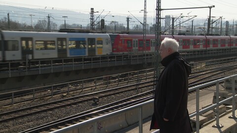 Matthias Lieb schaut auf S-Bahn (Foto: SWR)