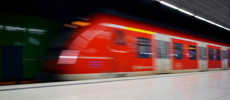 Einfahrende S-Bahn in Stuttgart an der Station Feuersee. (Foto: IMAGO, IMAGO / imagebroker)