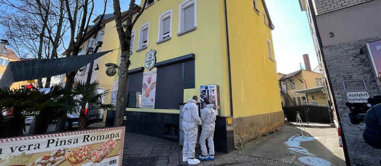 Am Tag nach dem Brand sowie den Auffinden von zwei Schwerverletzten untersuchten Ermittler den Tatort am Wilhelm-Geiger-Platz in Stuttgart-Feuerbach. (Foto: SWR, Sissy Hertneck)
