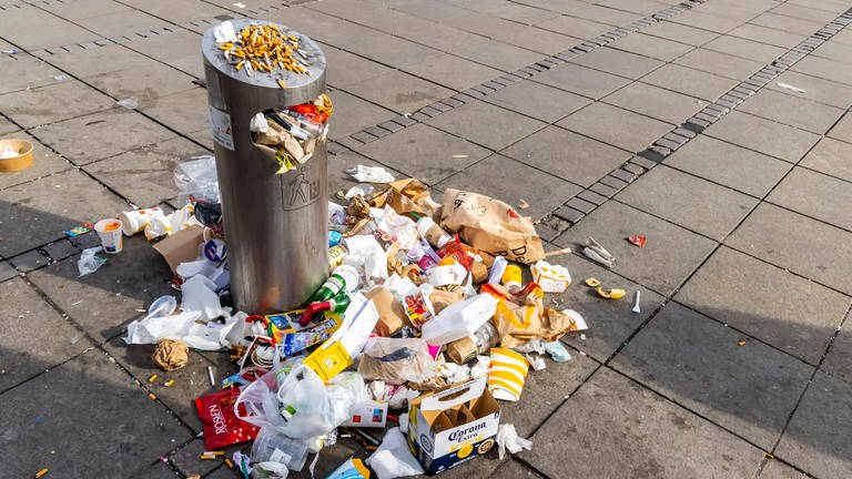 Warnstreiks im öffentlichen Dienst: Gestreikt wurde unter anderem bei der Müllabfuhr. (Foto: IMAGO, IMAGO / Arnulf Hettrich)