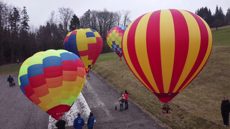 Die Mini-Ballons wurden in Althütte-Sechselberg (Rems-Murr-Kreis) am Sportplatz gestartet. (Foto: SWR)