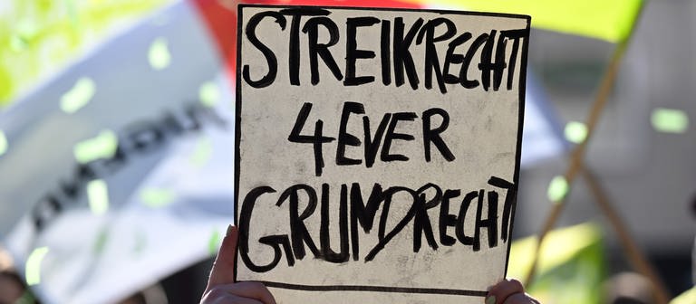 Plakat mit der Aufschrift "Streikrecht 4ever Grundrecht" (Foto: dpa Bildfunk, Federico Gambarini)