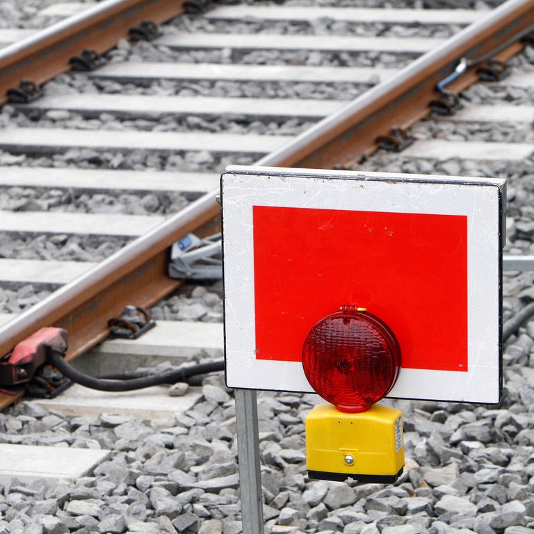 Ein rotes Stoppschild für Züge an einem Bahngleis (Foto: IMAGO, Ralph Peters)