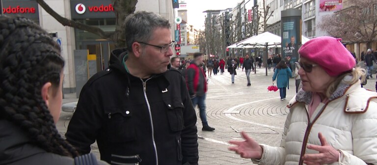 Mario Novak bietet Menschen Gesprächsmöglichkeit in der Fußgängerzone (Foto: SWR)