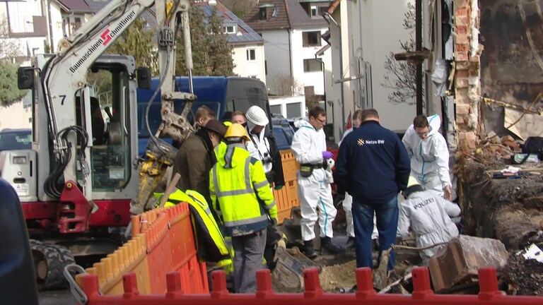 Ermittler untersuchen Leitungen im  Boden vor dem explodierten Haus.  (Foto: SWR)