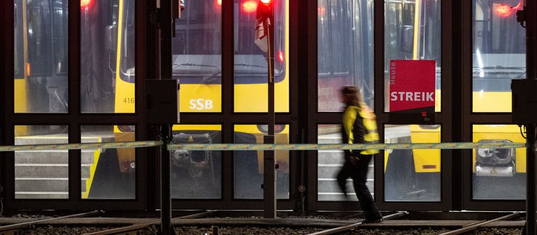 Kommenden Mittwoch sollen die SSB-Busse und -Bahnen erneut im Depot bleiben. (Foto: dpa Bildfunk, Marijan Murat)