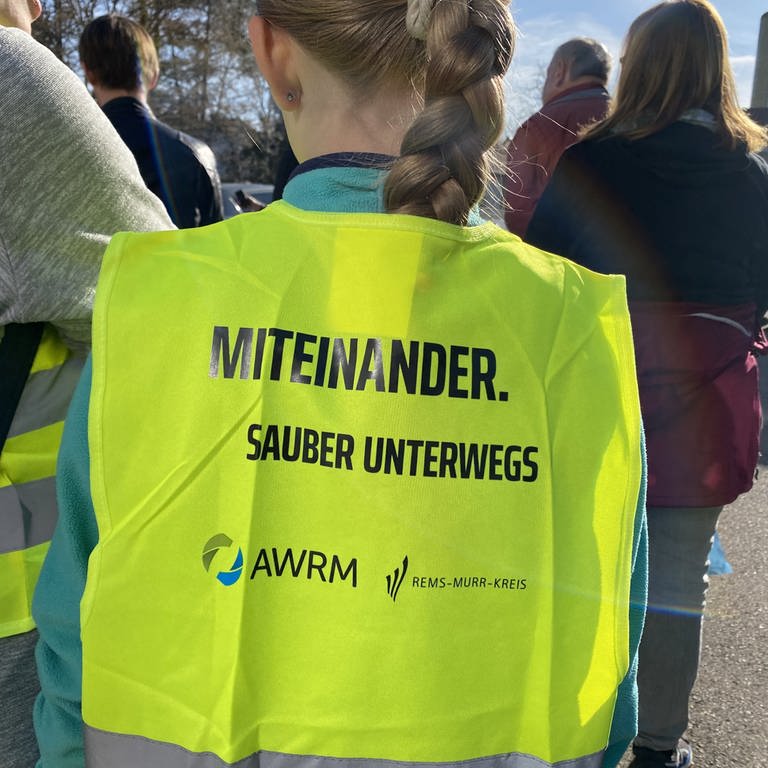 Die Helferinnen und Helfer der Putzaktion in Winnenden wurden mit gelben Westen, Handschuhen und Müllzangen ausgestattet. (Foto: SWR, Ulrike Koch)