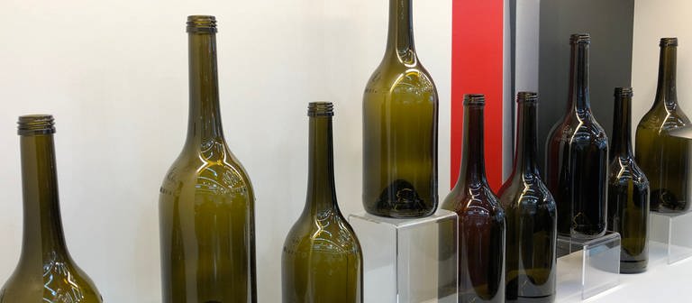 So sieht die neue 0,75 Liter-Mehrwegflasche für Wein aus. Entwickelt und präsentiert wurde sie von der Wein-Mehrweg eG, die von mehreren Weingärtnergenossenschaften aus Württemberg gegründet wurde. (Foto: SWR, Dominik Bartoschek)