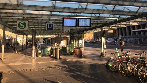 Nichts los am Arnulf-Klett-Platz vor dem Hauptbahnhof am Mittwochmorgen. (Foto: SWR, Nicole Freyler)