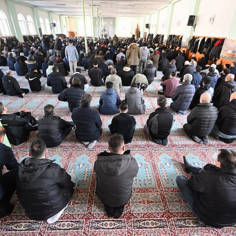 Muslimische Gläubige versammeln sich in der DITIB Moschee in Stuttgart-Feuerbach zum Freitagsgebet. (Archivfoto) (Foto: dpa Bildfunk, picture alliance/dpa | Bernd Weißbrod)