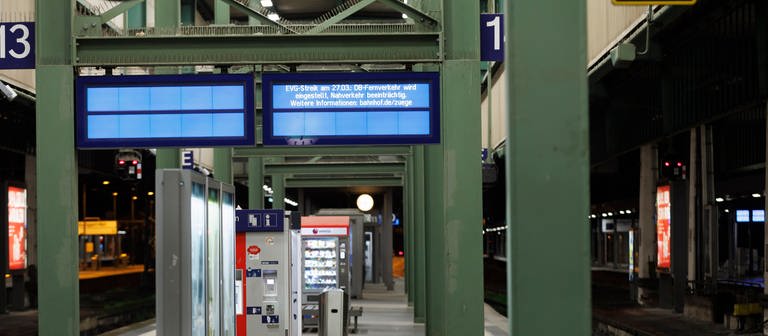 Ein leeres Gleis am Stuttgarter Hauptbahnhof. Auf der Anzeigetafel wird auf den Streik hingewiesen. (Foto: dpa Bildfunk, picture alliance/dpa | Julian Rettig)