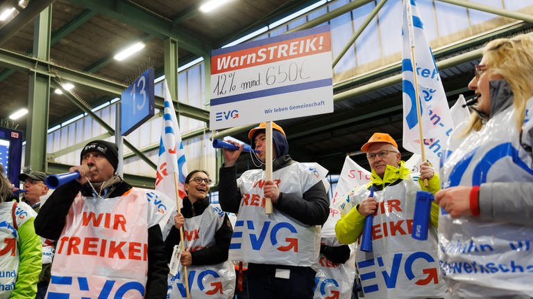 Während einer Streikkundgebung der EVG am Hauptbahnhof Stuttgart hat sich ein Demonstrationszug durch die Bahnhofshalle gebildet. (Foto: dpa Bildfunk, picture alliance/dpa | Julian Rettig)