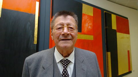 Der Künstler Otto Herbert Hajek im November 2004 im Landtag in Stuttgart vor einem seiner Werke (Foto: dpa Bildfunk, picture-alliance/ dpa/dpaweb | Bernd Weißbrod)