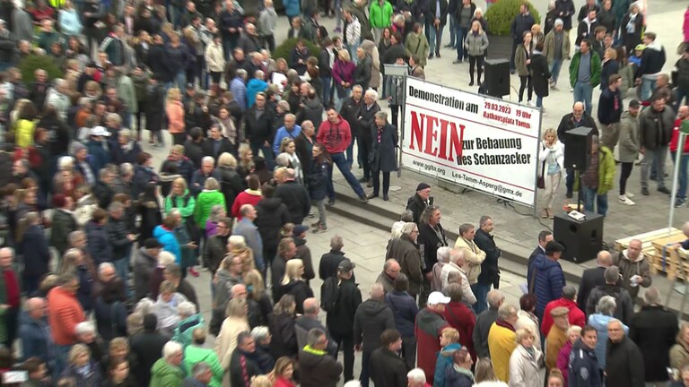 Tausende potestierten in Tamm (Kreis Ludwigsburg) gegen die Überlegung des Landes, eine Lea auf dem Schanzacker zu bauen. (Foto: SWR)