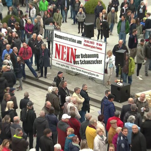 Tausende potestierten in Tamm (Kreis Ludwigsburg) gegen die Überlegung des Landes, eine Lea auf dem Schanzacker zu bauen. (Foto: SWR)