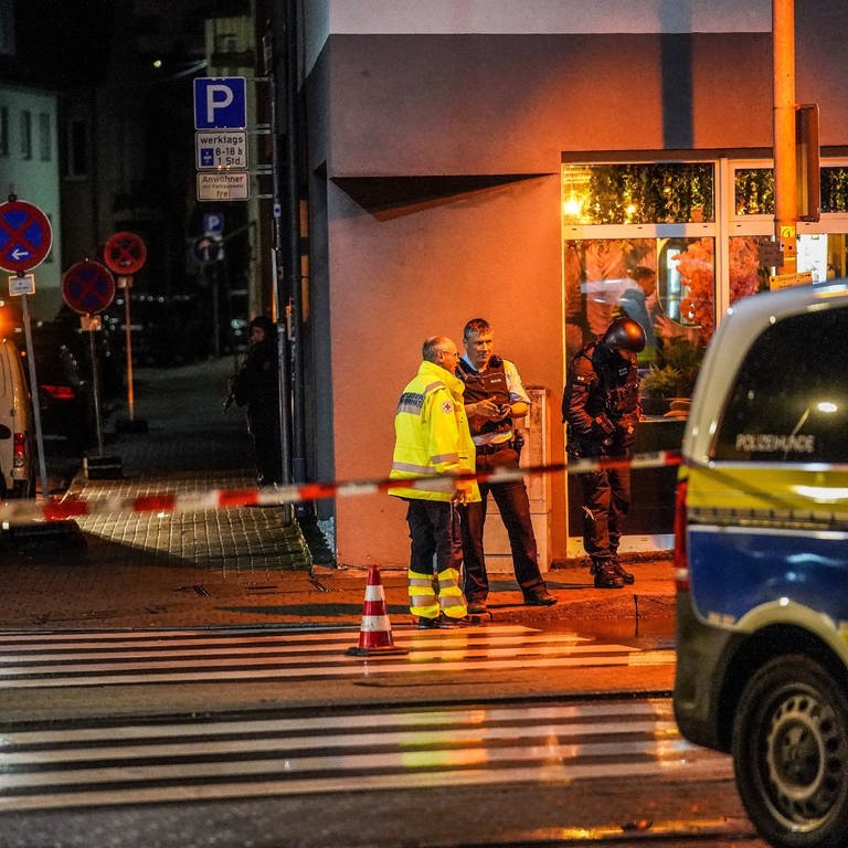 Rettungs- und Einsatzkräfte stehen vor einer Bar in Plochingen, wo ein Mann angeschossen wurde.  (Foto: SDMG / Kohls)