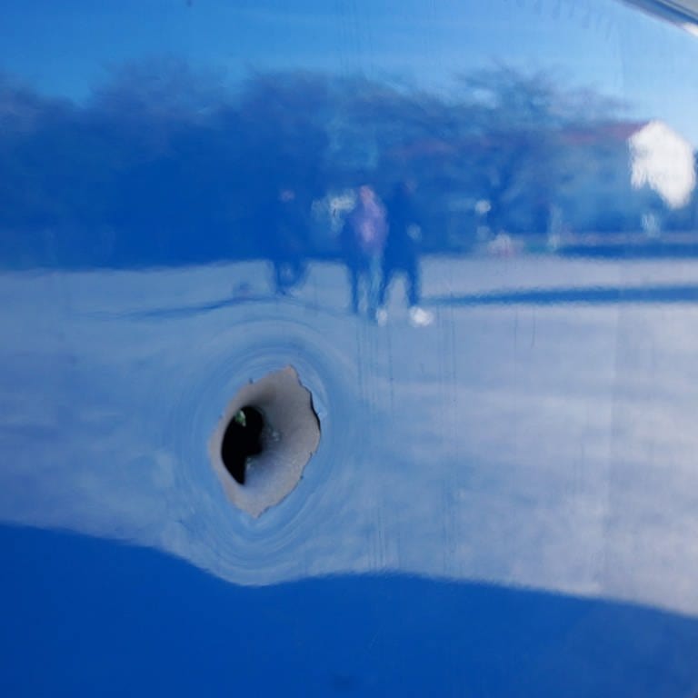 Ein Auto mit einem Einschussloch. In Asperg wurde in der Nacht zum Samstag ein junger Mann erschossen. (Foto: dpa Bildfunk, picture alliance/dpa | Andreas Rosar)