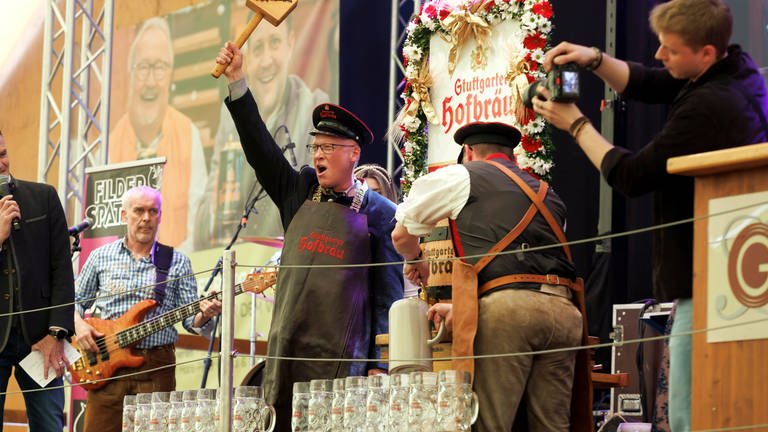 Wasenbürgermeister Thomas Fuhrmann jubelt. Er hat das Frühlingsfest mit dem Fassanstich eröffnet. (Foto: dpa Bildfunk, picture alliance/dpa | Julian Rettig)