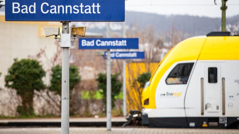 Ein Regionalzug steht im Bahnhof in Stuttgart-Bad Cannstatt. (Foto: dpa Bildfunk, Christoph Schmidt)