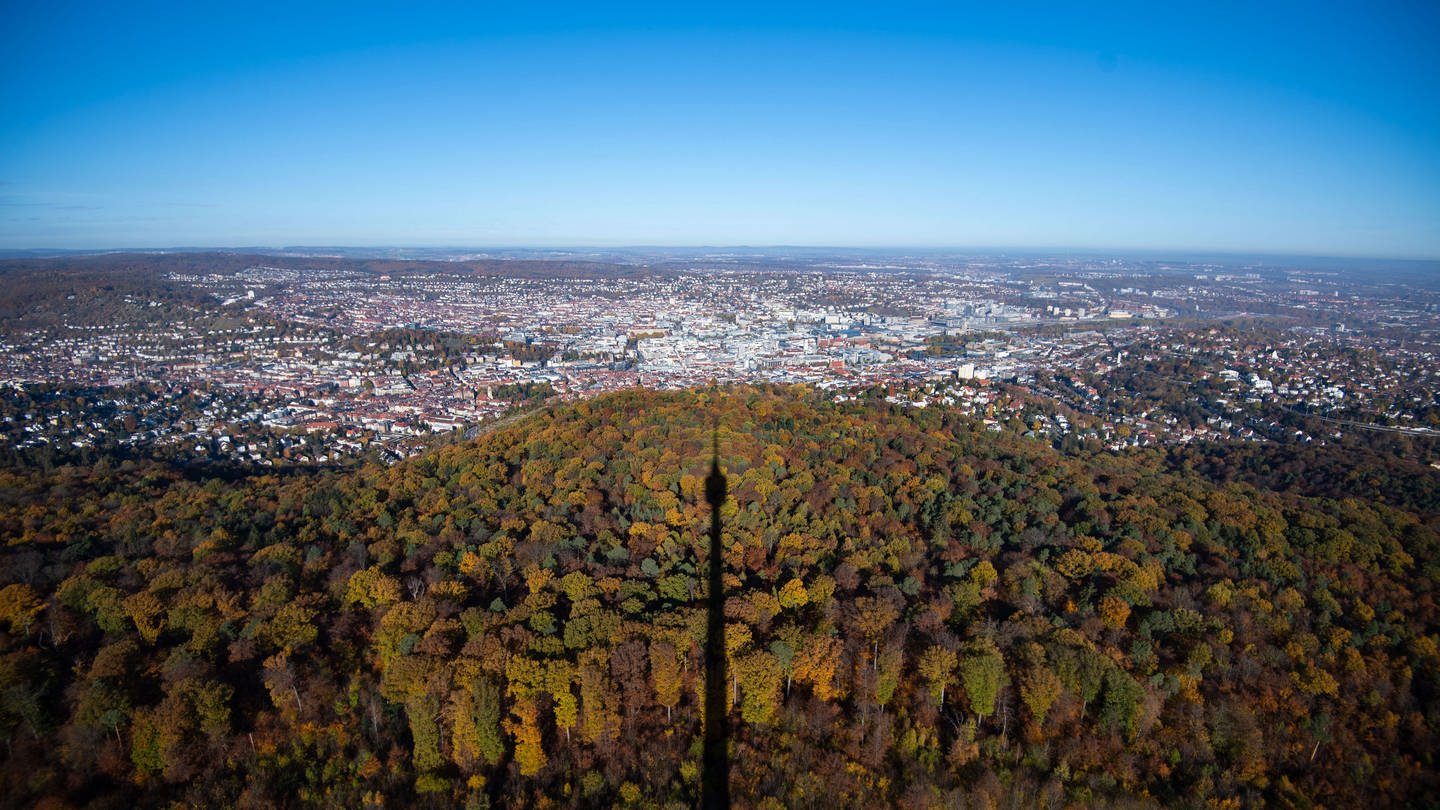 Der Schatten des Fernsehturms vor dem Panorama von Stuttgart (Foto: dpa Bildfunk, Marijan Murat)