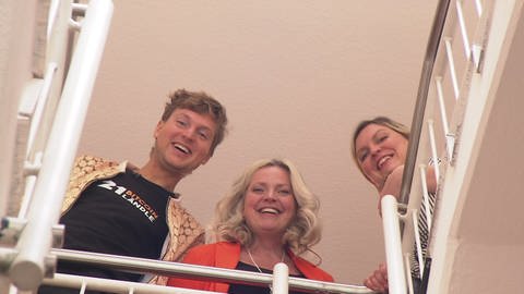 Hotelchefin Stephanie Guilliard (Mitte) neben Sohn Marc und Tochter Janine. (Foto: SWR)