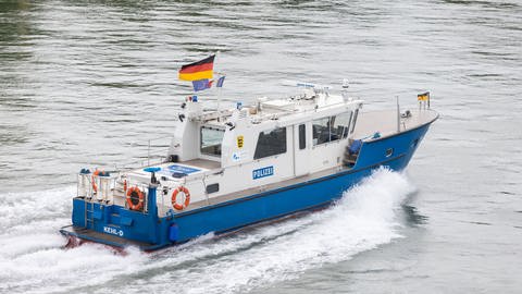 Ein Boot der Wasserschutzpolizei fährt über das Wasser (Symbolbild). (Foto: picture-alliance / Reportdienste, picture alliance/dpa | Philipp von Ditfurth (Symbolbild))