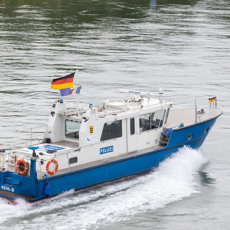 Ein Boot der Wasserschutzpolizei fährt über das Wasser (Symbolbild). (Foto: picture-alliance / Reportdienste, picture alliance/dpa | Philipp von Ditfurth (Symbolbild))