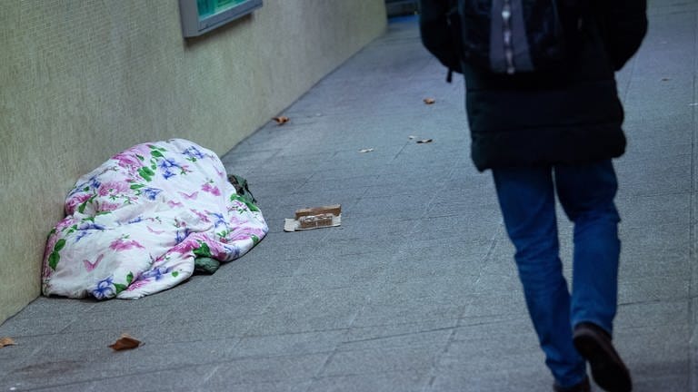 Obdachloser schläft auf einer Straße in Stuttgart. (Foto: dpa Bildfunk, Picture Alliance)