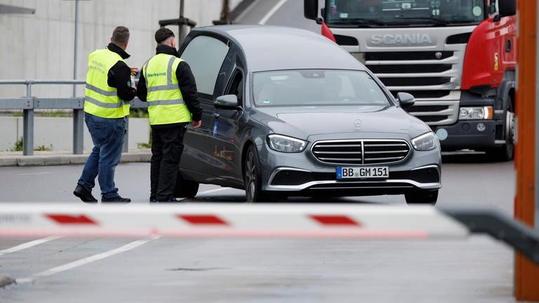 Ein Leichenwagen fährt über das Betriebsgelände von Mercedes-Benz. (Foto: dpa Bildfunk, picture alliance/dpa | Julian Rettig)