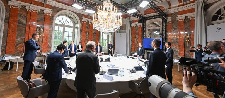 Die G7-Agrarminister treffen sich mit dem Agrarminister der Ukraine in einem Konferenzraum im Schloss Hohenheim.  (Foto: dpa Bildfunk, picture alliance/dpa | Bernd Weißbrod)