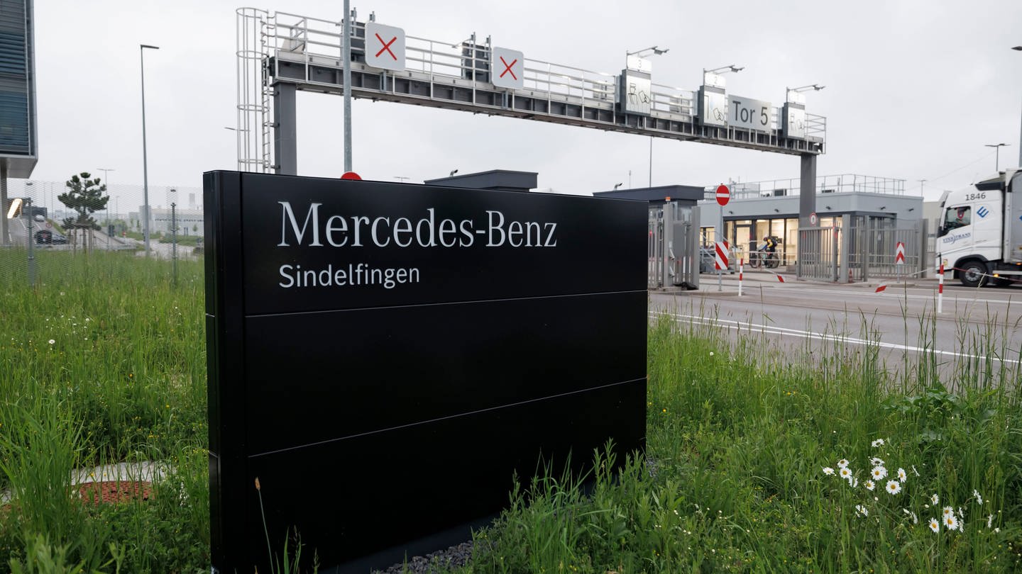 Sch 252 sse im Mercedes Werk Sindelfingen Gedenkminute f 252 r die Opfer SWR Aktuell