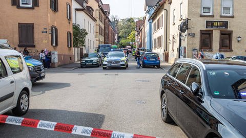 Absperrband vor dem Tatort: In Stutgart-Bad Cannstatt ist ein Mann nach einem Angriff mit einer Schusswaffe verstorben (Foto: 7aktuell)