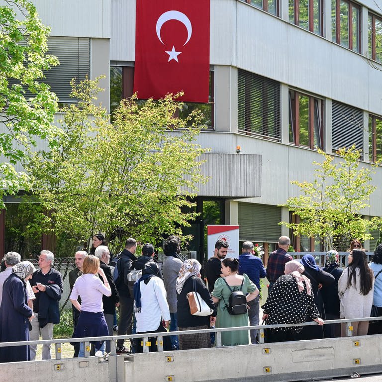 Wahlberechtigte Türkinnen und Türken stehen in Stuttgart vor einem Wahllokal zur Abstimmung für die Türkei-Wahlen. (Foto: dpa Bildfunk, Picture Alliance)