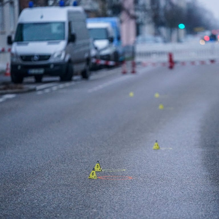 Polizeimarkierungen sind auf einer Straße zu sehen. In Eislingen ist eine junge Frau durch mehrere Schüsse auf einer Straße verletzt worden. (Foto: dpa Bildfunk, picture alliance/dpa/SDMG | Kohls)