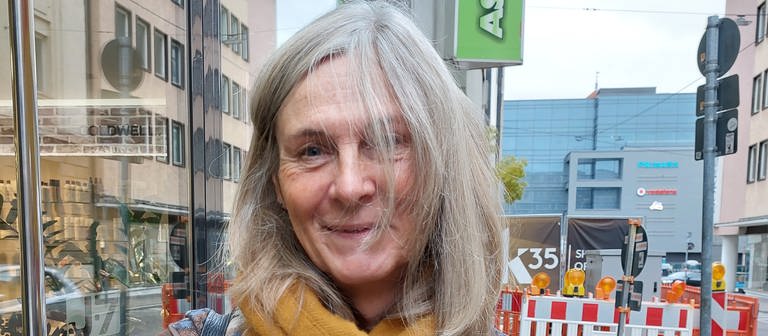 Die Stuttgarter Aktivistin Janka Kluge steht auf einem Bürgersteig. (Foto: Janka Kluge (Montage SWR))