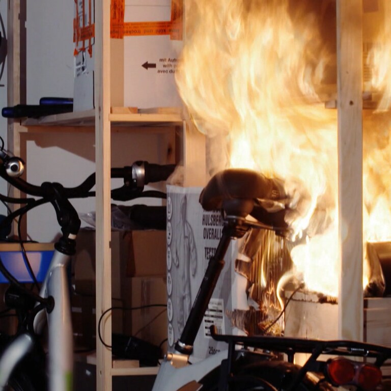 E-Bike-Akku gerät in Brand (Foto: Institut für Schadensverhütung)