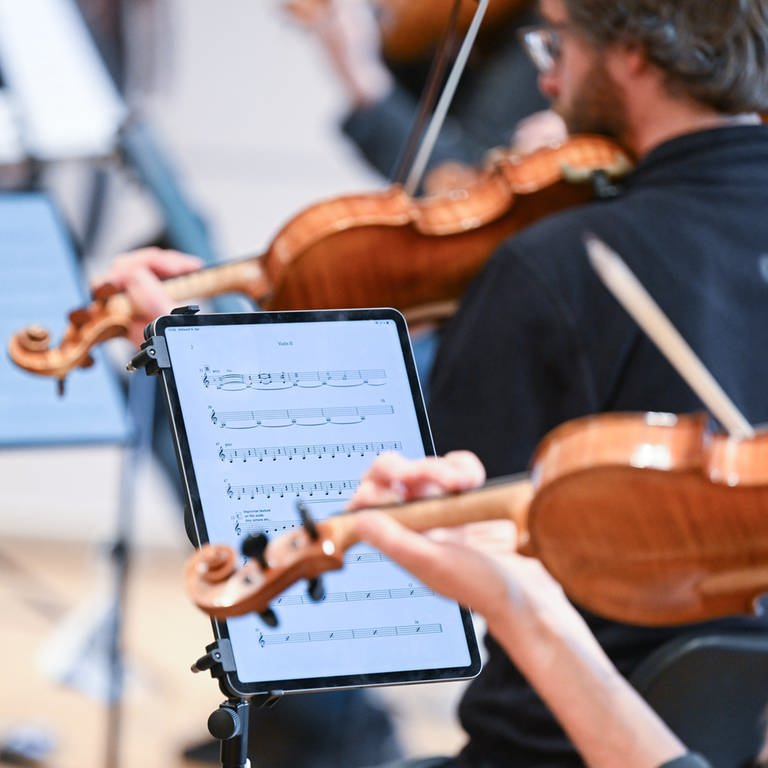 Bei einer Probe des Stuttgarter Kammerorchesters benutzen die Musiker Tablets für ihre Noten und kein Papier mehr.  (Foto: dpa Bildfunk, picture alliance/dpa | Bernd Weißbrod)