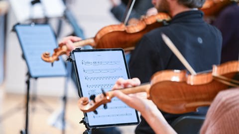 Bei einer Probe des Stuttgarter Kammerorchesters benutzen die Musiker Tablets für ihre Noten und kein Papier mehr.  (Foto: dpa Bildfunk, picture alliance/dpa | Bernd Weißbrod)