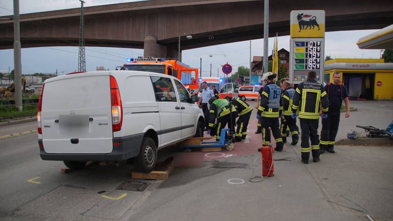 Der Radfahrer war unter dem Transporter eingeklemmt. (Foto: 7aktuell.de | Andreas Werner)