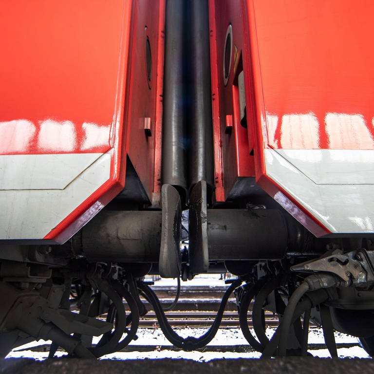 Kupplung zwischen zwei Waggons eines Regionalzugs (Foto: dpa Bildfunk, picture alliance/dpa | Christoph Reichwein)