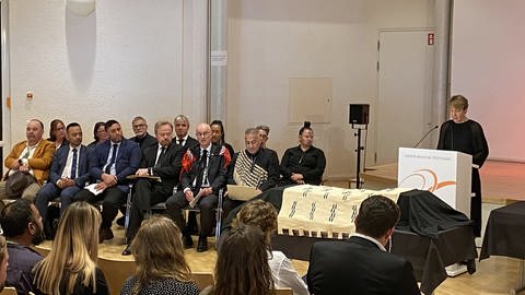 In einer feierlichen Zeremonie hat das Land Baden-Württemberg im Linden-Museum Stuttgart am 30. Mai 2023 die menschlichen Überreste von Maori an Neuseeland zurückgegeben. (Foto: SWR)