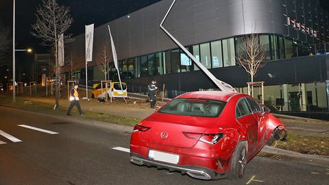 Nach einem mutmaßlich illegalen Autorennen stehen in Stuttgart zwei beschädigte Autos auf und neben der Straße. (Foto: dpa Bildfunk, picture alliance/dpa/KS-Images)