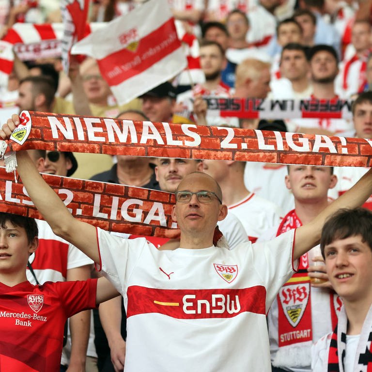 Fans des VfB Stuttgart halten Schals mit "Niemals 2. Liga" in die Höhe (Foto: IMAGO, IMAGO/Sportfoto Rudel)
