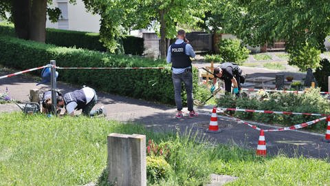 Einsatzkräfte der Polizei untersuchen den Tatort. (Foto: 7aktuell.de | Kevin Lermer)