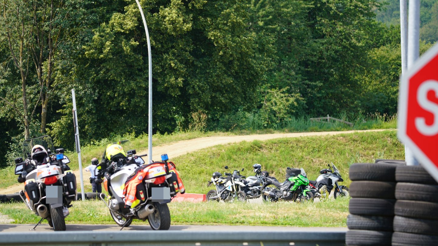 Auf einem Übrungsplatz bei Kirchheim/Teck ist ein Motorrad in eine Gruppe Menschen geschleudert. (Foto: SDMG / Woelfl)