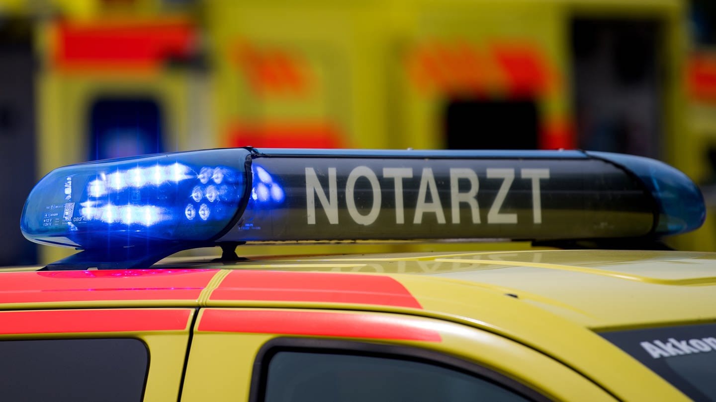 Symbolbild: Notarzt: Bei einem Arbeitsunfall in Stuttgart ist ein Mann ums Leben gekommen. Er hatte bei Mercedes-Benz gearbeitet. (Foto: dpa Bildfunk, picture alliance/dpa | Monika Skolimowska)